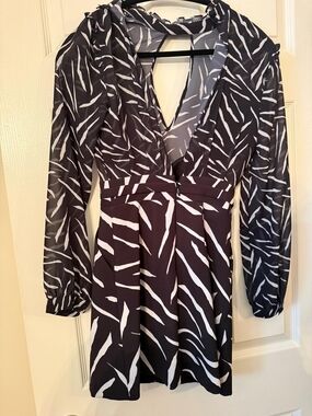 bebe Black and White Printed Long-Sleeve V-Neck Dress